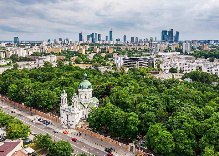 Large In Wola Near The Center شقة